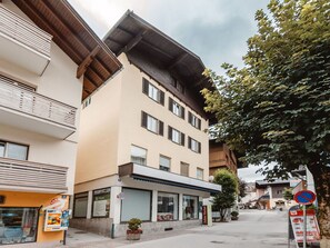 Wohnung, Familienauto, Luxus-Fahrzeug, Eigentumswohnung, Mittelklasse-Pkw, City Car, Kompaktwagen, Balkon, Parkplatz