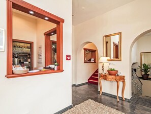 Pflanze, Möbel, Zimmerpflanze, Blumentopf, Bilderrahmen, Komfort, Holz, Interior Design, Fussboden, Wohnzimmer