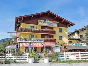 Plant, Sky, Building, Window, Urban Design, Tree, Residential Area, Leisure, Facade, Real Estate