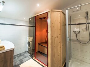 Flooring, Interior Design, Holz, Fussboden, Decke, Armatur, Beleuchtung, Installation, Zimmer, Badezimmer