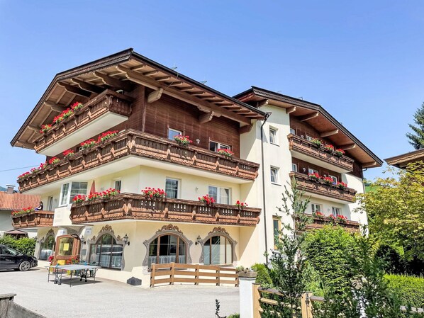 Pflanze, Möbel, Holz, Veranda, Schatten, Strassenbelag, Gartenmöbel, Gebäude, Stuhl, Interior Design