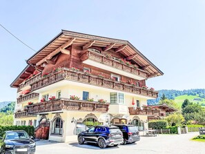 Pflanze, Möbel, Holz, Veranda, Schatten, Strassenbelag, Gartenmöbel, Gebäude, Stuhl, Interior Design