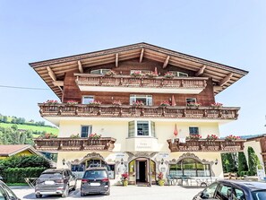 Pflanze, Möbel, Holz, Veranda, Schatten, Strassenbelag, Gartenmöbel, Gebäude, Stuhl, Interior Design