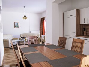 Plante, Meubles, Bois, Porche, Ombre, Surface De La Route, Mobilier De Jardin, Bâtiment, Chaise, Design Intérieur