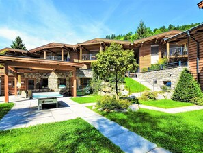 Pflanze, Möbel, Holz, Veranda, Schatten, Strassenbelag, Gartenmöbel, Gebäude, Stuhl, Interior Design