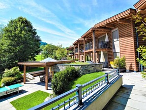 Plante, Meubles, Bois, Porche, Ombre, Surface De La Route, Mobilier De Jardin, Bâtiment, Chaise, Design Intérieur