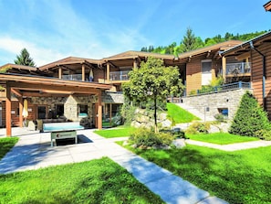 Plante, Meubles, Bois, Porche, Ombre, Surface De La Route, Mobilier De Jardin, Bâtiment, Chaise, Design Intérieur
