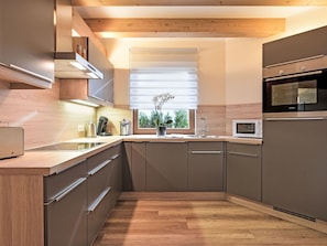 Küche, Küchengerät, Holz, Möbel, Flooring, Interior Design, Cabinetry, Countertop, Major Appliance, Fussboden