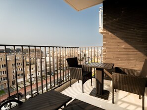 Plante, Meubles, Bois, Porche, Ombre, Surface De La Route, Mobilier De Jardin, Bâtiment, Chaise, Design Intérieur
