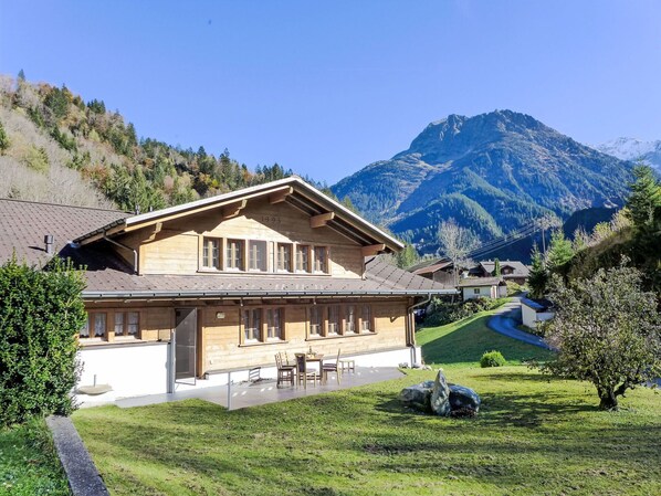 Pflanze, Himmel, Gebäude, Berg, Eigentum, Fenster, Haus, Natürliche Landschaft, Baum, Grundstueck