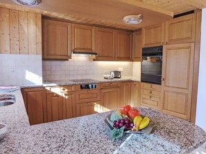 Cabinetry, Countertop, Eigentum, Holz, Küche, Interior Design, Holzbeize, Flooring, Fussboden, Hartholz