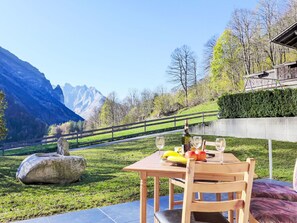 Himmel, Pflanze, Eigentum, Möbel, Tabelle, Picknicktisch, Berg, Gartenmöbel, Holz, Tisch Im Freien