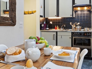 Essen, Cabinetry, Eigentum, Countertop, Geschirr, Dishware, Zapfhahn, Tabelle, Orange, Sinken