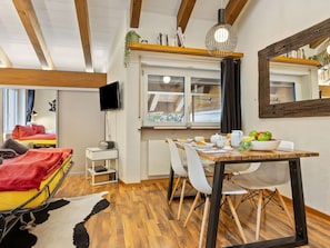Tabelle, Möbel, Eigentum, Holz, Couch, Wohnzimmer, Spiegel, Gebäude, Flooring, Fussboden