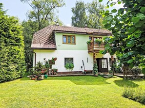 Sky, Plant, Cloud, Building, Window, Tree, Natural Landscape, Land Lot, House, Cottage