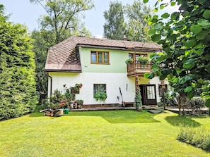 Sky, Plant, Cloud, Building, Window, Tree, Natural Landscape, Land Lot, House, Cottage