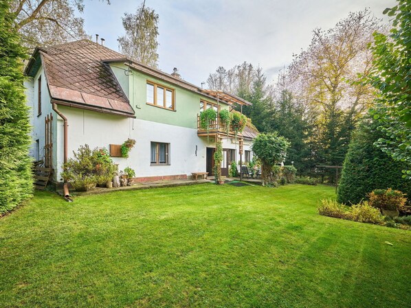 Plant, Sky, Property, Building, Window, Cloud, Natural Landscape, Tree, Land Lot, House