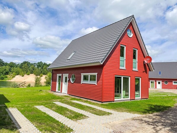 Himmel, Pflanze, Wolke, Gebäude, Fenster, Baum, Natürliche Landschaft, Grundstueck, Haus, Hütte