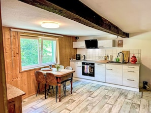 Himmel, Pflanze, Gebäude, Fenster, Baum, Holz, Grundstueck, Hütte, Haus, Landschaft