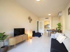 Furniture, Plant, Houseplant, Comfort, Wood, Building, Flooring, Living Room, Floor, Lamp