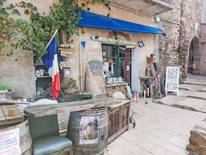 Propriété, Bâtiment, Plante, Quartier, Fenêtre, Porte, Route, Façade, Ville, Maison