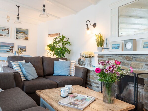 Plant, Table, Furniture, Flower, Property, Couch, Picture Frame, Houseplant, Azure, Interior Design