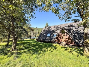 Pflanze, Himmel, Gebäude, Baum, Natürliche Landschaft, Schatten, Gras, Hütte, Haus, Steigung