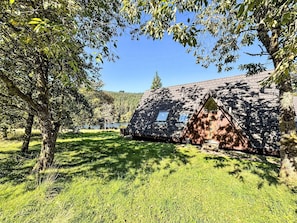 Pflanze, Himmel, Gebäude, Baum, Natürliche Landschaft, Schatten, Gras, Hütte, Haus, Steigung