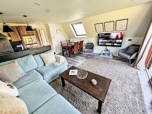 Bilderrahmen, Tabelle, Möbel, Couch, Gebäude, Interior Design, Wohnzimmer, Studio Couch, Fussboden, Haus