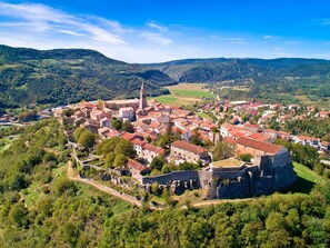 Wolke, Himmel, Daytime, Eigentum, Gebäude, Blau, Berg, Natürliche Landschaft, Pflanze, Baum