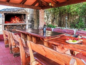 Möbel, Eigentum, Tabelle, Gebäude, Flasche, Holz, Pflanze, Geschirr, Interior Design, Baum