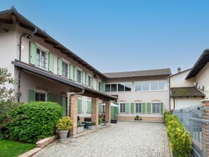 Plant, Sky, Building, Window, Land Lot, House, Neighbourhood, Urban Design, Residential Area, Real Estate