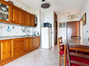 Ciel, Propriété, Meubles, Table, Bleu Azur, Chaise, Bâtiment, Fenêtre, Ombre, Architecture