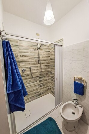 Sol, Sol, Bois, Design Intérieur, Luminaire Plomberie, Tuile, Plomberie, Salle De Bains, Pièce, Toilette
