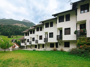 Pflanze, Himmel, Wolke, Gebäude, Fenster, Eigentum, Grundstueck, Baum, Vegetation, Gras