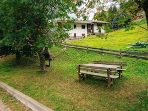 Pflanze, Außenbank, Blatt, Baum, Botanik, Gartenmöbel, Natürliche Landschaft, Grundstueck, Vegetation, Schatten