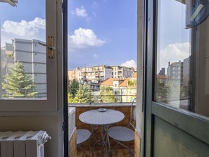 Wolke, Himmel, Gebäude, Tabelle, Möbel, Fenster, Holz, Interior Design, Schatten