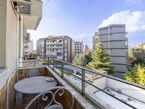 Ciel, Nuage, Bâtiment, Propriété, Plante, Architecture, Table, Design Urbain, Bloc Tour, Chaise