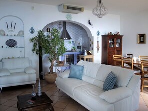 Möbel, Bilderrahmen, Tabelle, Couch, Eigentum, Pflanze, Wohnzimmer, Interior Design, Beleuchtung, Gebäude