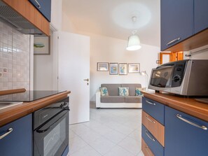 Cabinetry, Möbel, Gebäude, Holz, Beleuchtung, Küche, Interior Design, Countertop, Schublade, Flooring