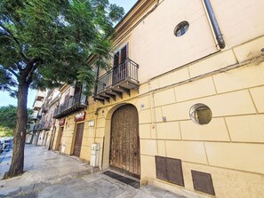 Building, Plant, Tree, Window, Wood, Road Surface, House, Residential Area, Facade, Tints And Shades