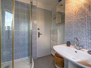 Zapfhahn, Armatur, Sinken, Eigentum, Spiegel, Badezimmer, Tür, Interior Design, Duschkopf