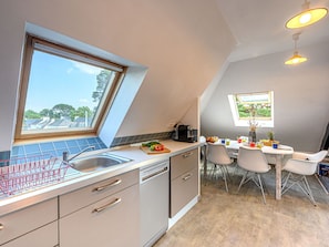 Cabinetry, Gebäude, Countertop, Möbel, Eigentum, Sinken, Küche, Stuhl, Fenster, Schublade