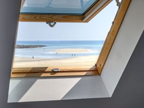 Wasser, Himmel, Gebäude, Azurblau, Holz, Strand, Schatten, Fenster, Haus, Küsten Und Ozeanische Forms