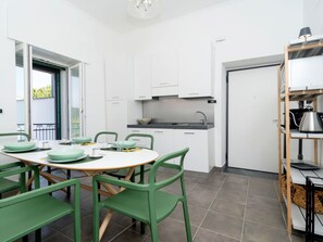 Möbel, Cabinetry, Tabelle, Holz, Stuhl, Fussboden, Interior Design, Küche, Flooring, Grundeigentum