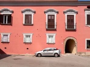 Fenster, Rad, Auto, Gebäude, Fahrzeug, Kraftfahrzeug, Automobil-Außen, Die Architektur, Tür