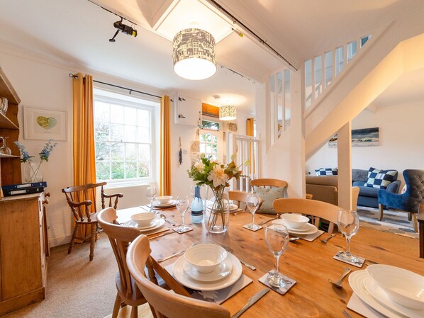 Table, Furniture, Property, Tableware, Chair, Dishware, Wood, Interior Design, Plant, Floor