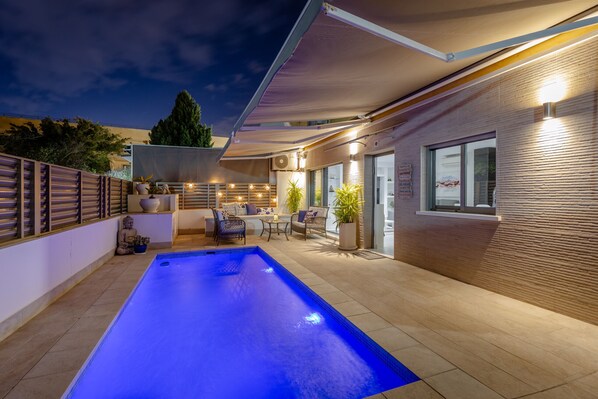 Swimming pool