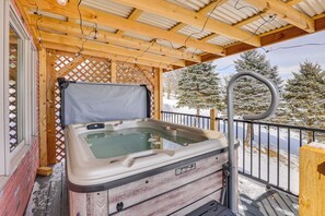 Deck | Hot Tub