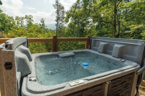 Soak In The Tub With Huge Mountain Views!